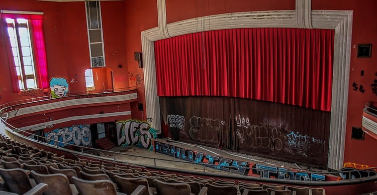 Esta fotografía muestra los graffiti que cubren el auditorio de la antigua escuela secundaria Booker T. (Foto: Leland Kent)
