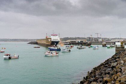 Flota de pescadores franceses cerca al puerto de Jersey (Reuters)