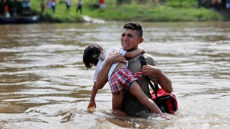 Se ha pedido una investigación por el incremento de niños enfermos que cruzan la frontera (Foto: REUTERS)