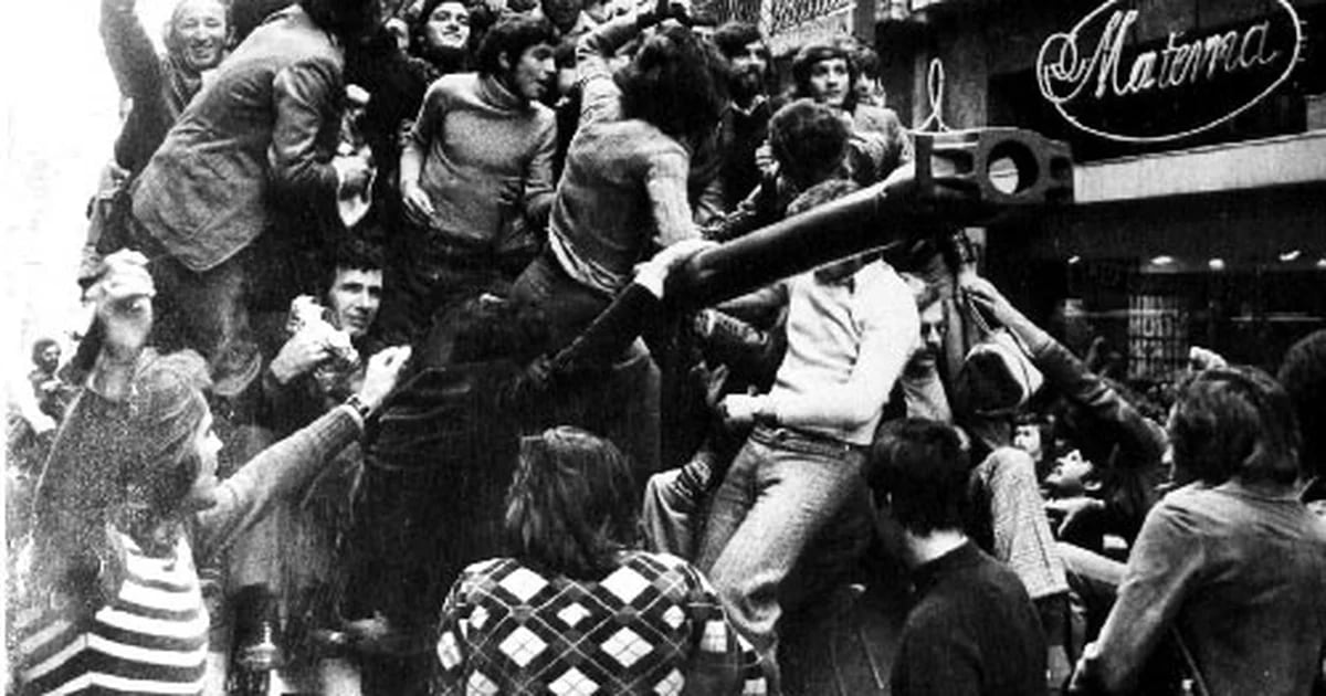 A revolução dos cravos: passaram 50 anos desde o golpe pacífico que deu origem à democracia portuguesa
