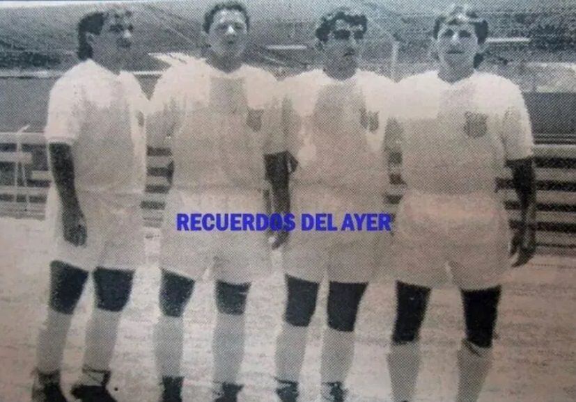 Sergio Benites (primero de la izquierda), padre de Luis, con la camiseta de Atlético Grau de Piura. - créditos: ONCE