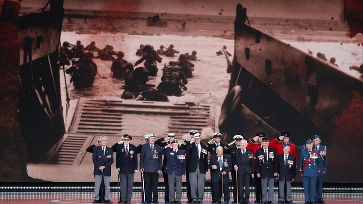 Veteranos en el escenario para conmemorar el 75 aniversario del Desembarco en Normandía (Reuters)