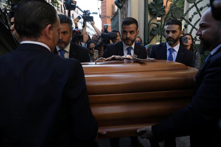 El hijo único de Camilo Sesto viajó a Madrid para acudir a la capilla ardiente y despedirse de su padre (Foto: Susana Vera/Reuters)