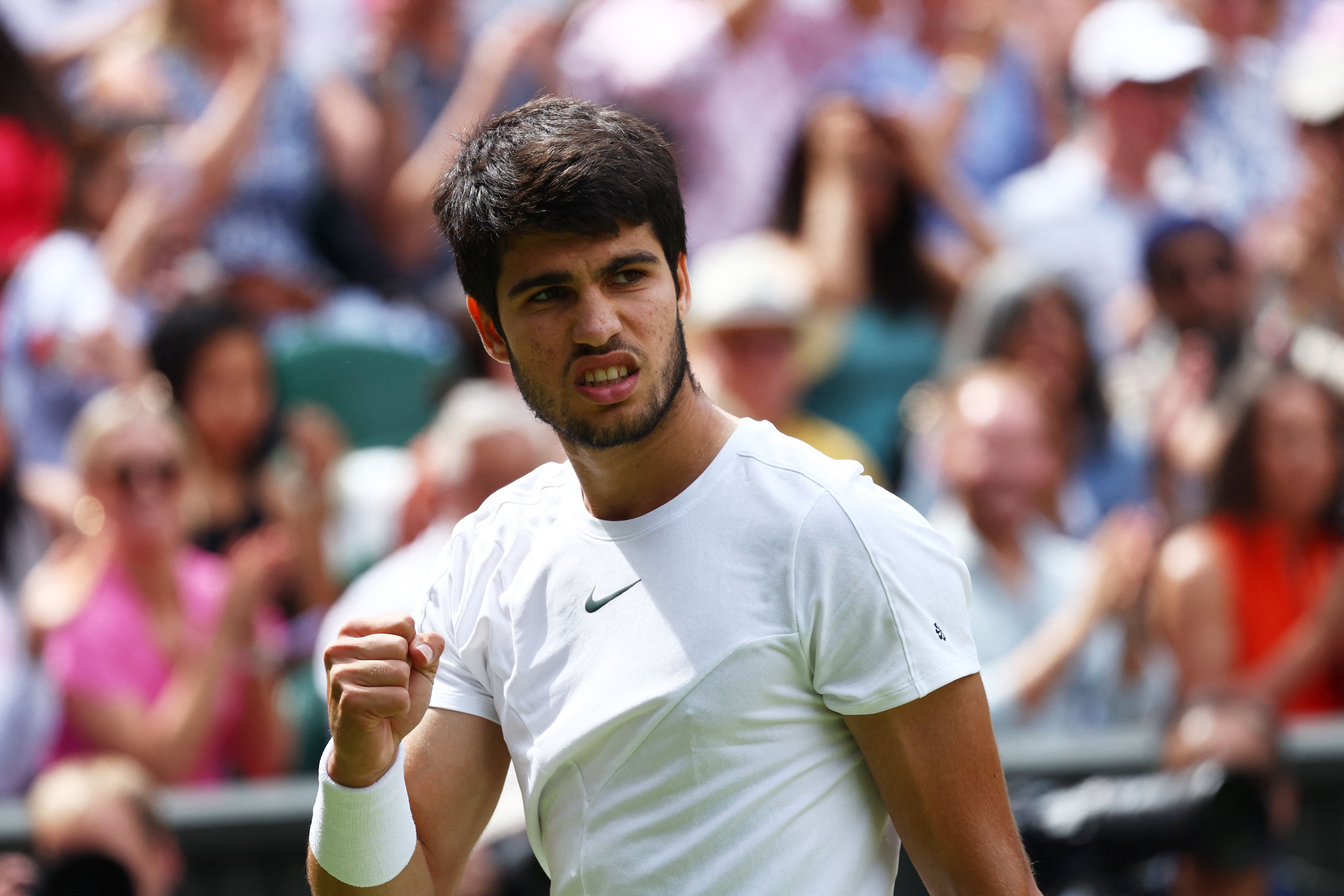 Alcaraz celebra el punto ganado a Djokovic en la final de Wimbledon (REUTERS).