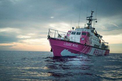 Foto tomada de un video del barco de rescate de inmigrantes Louise Michel.  Folleto de Louise Michel / REUTERS TV vía REUTERS