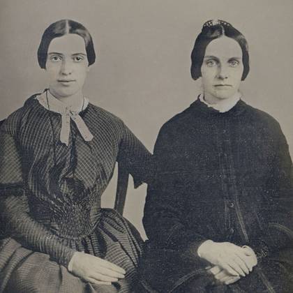 Emily Dickinson y Kate Scott Turner en una foto de 1859