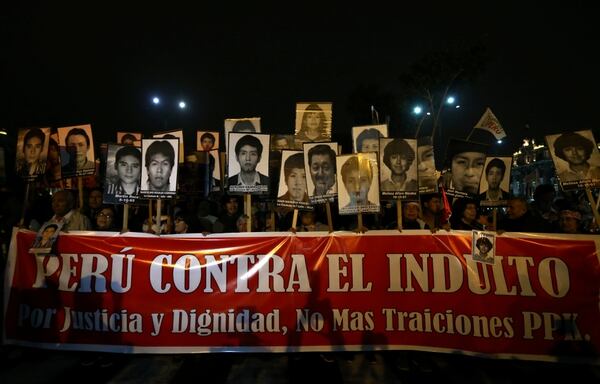 Numerosas marchas fueron organizadas en Perú contra el indulto presidencial (Reuters)
