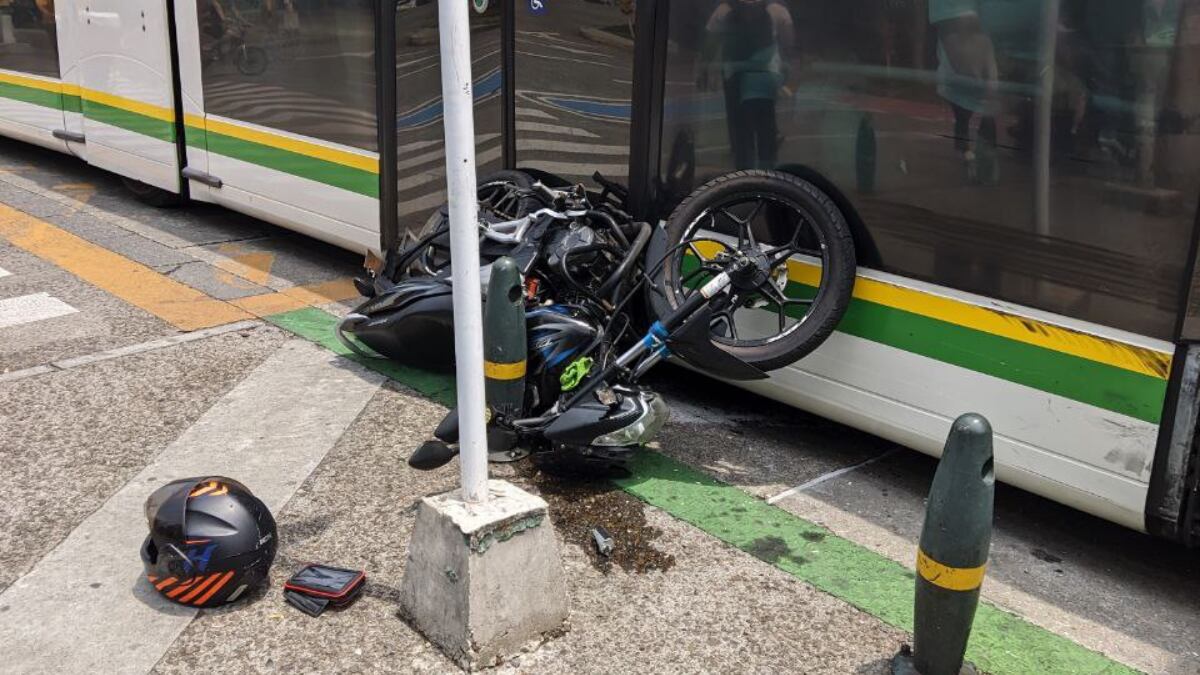 Así quedó la motocicleta que chocó con tranvía en Medellín- crédito @DenunciasAntio2/X