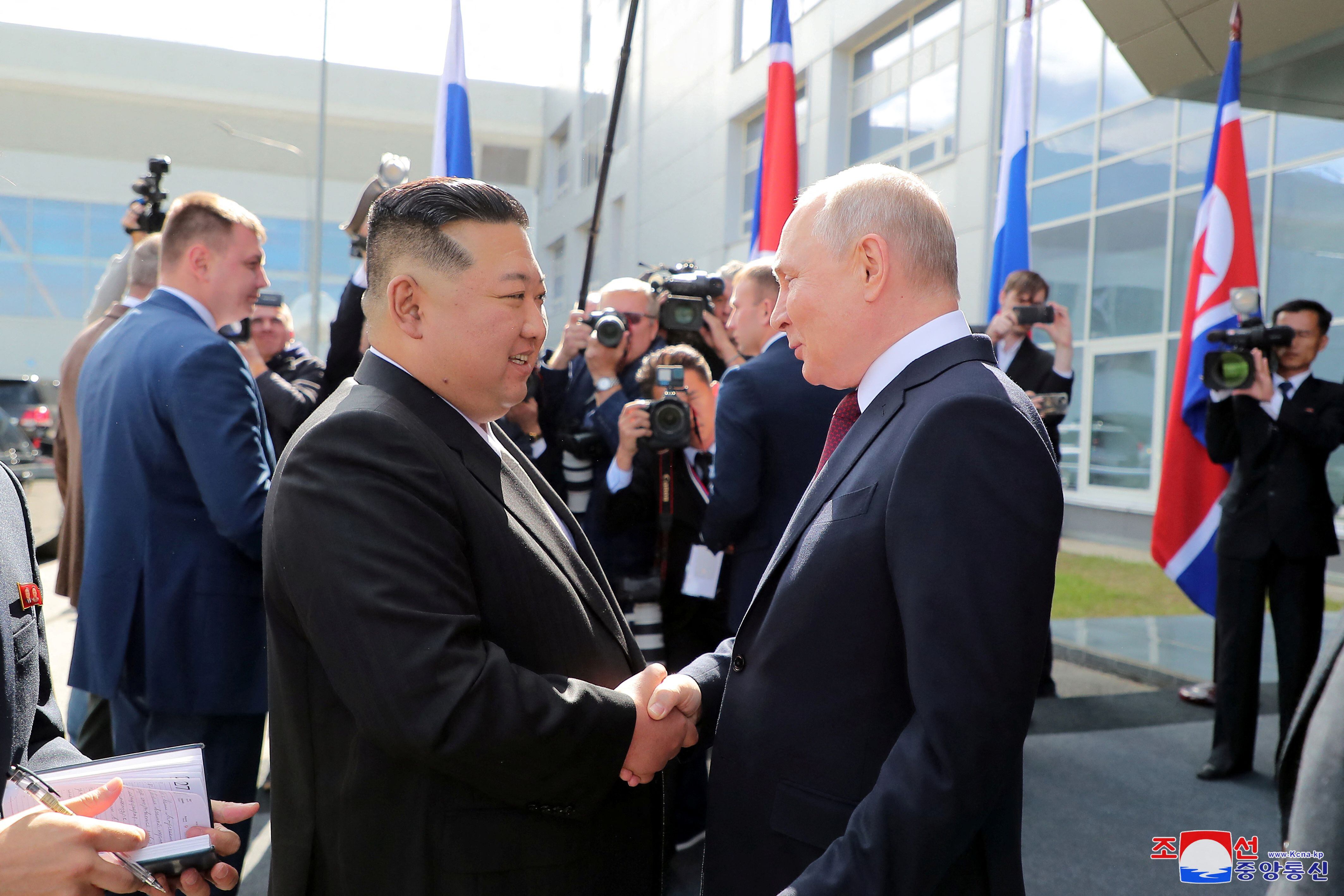 Putin recibió al dictador Kim Jong-un en Siberia para una cumbre sobre cooperación militar (REUTERS)