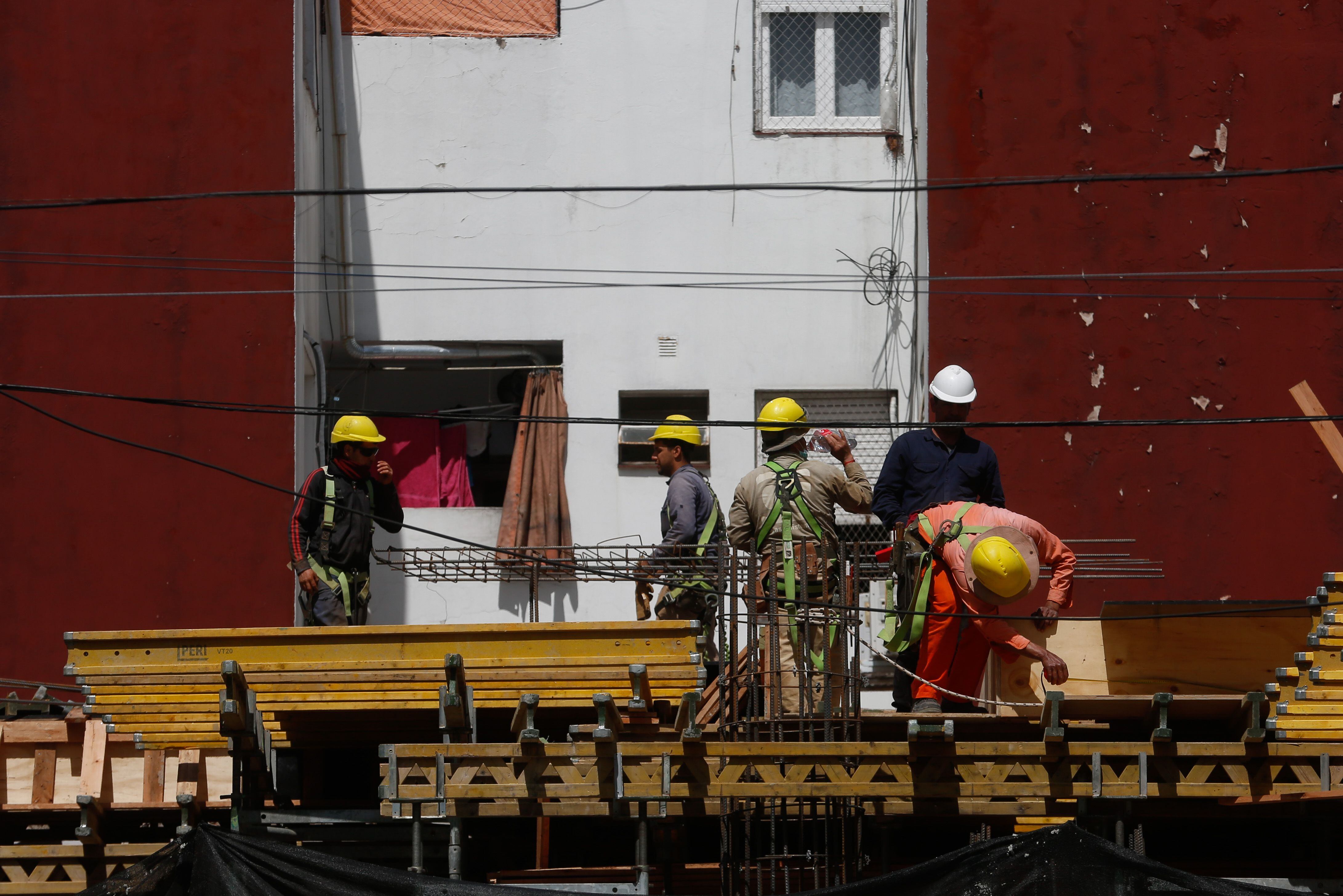 Fotografía de archivo en la se registró a un grupo de trabajadores de construcción, durante la edificación de una vivienda, en Buenos Aires (Argentina). EFE/Juan Ignacio Roncoroni
