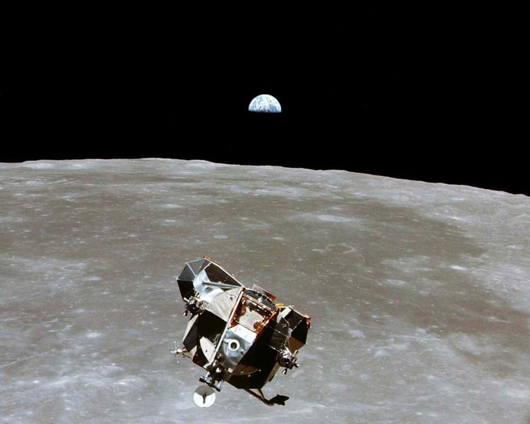 La etapa de ascenso del Módulo Lunar del Apollo XI, con Armstrong y Aldrin a bordo, fotografiado desde los Módulos de Comando y Servicio en la órbita lunar. Michael Collins, piloto del módulo de comando, permaneció con el Módulo de Comando /Servicio en la órbita lunar mientras Armstrong y Aldrin exploraban la Luna