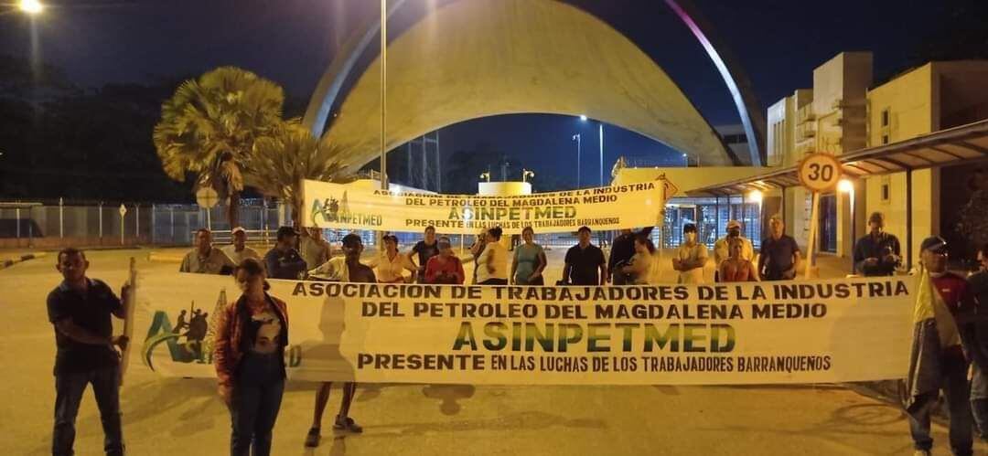 Manifestantes a las afueras de la refinería de Ecopetrol en Barrancabermeja