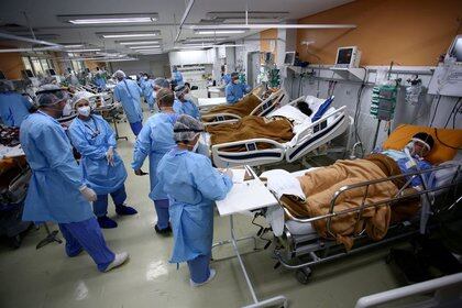 Trabajadores médicos atienden a los pacientes en la sala de urgencias del hospital Nossa Senhora da Conceicao, que está saturado por el brote de coronavirus, en Porto Alegre, Brasil. 11 de marzo de 2021.  REUTERS/Diego Vara