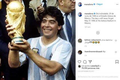 La foto con la que abrió Diego su cuenta: ahí se lo ve levantando la Copa del Mundo en México 1986