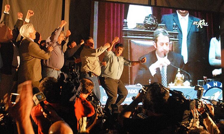 Una imagen del desenlace del conflicto de 2008: los representantes de la Mesa de Enlace festejan el voto 