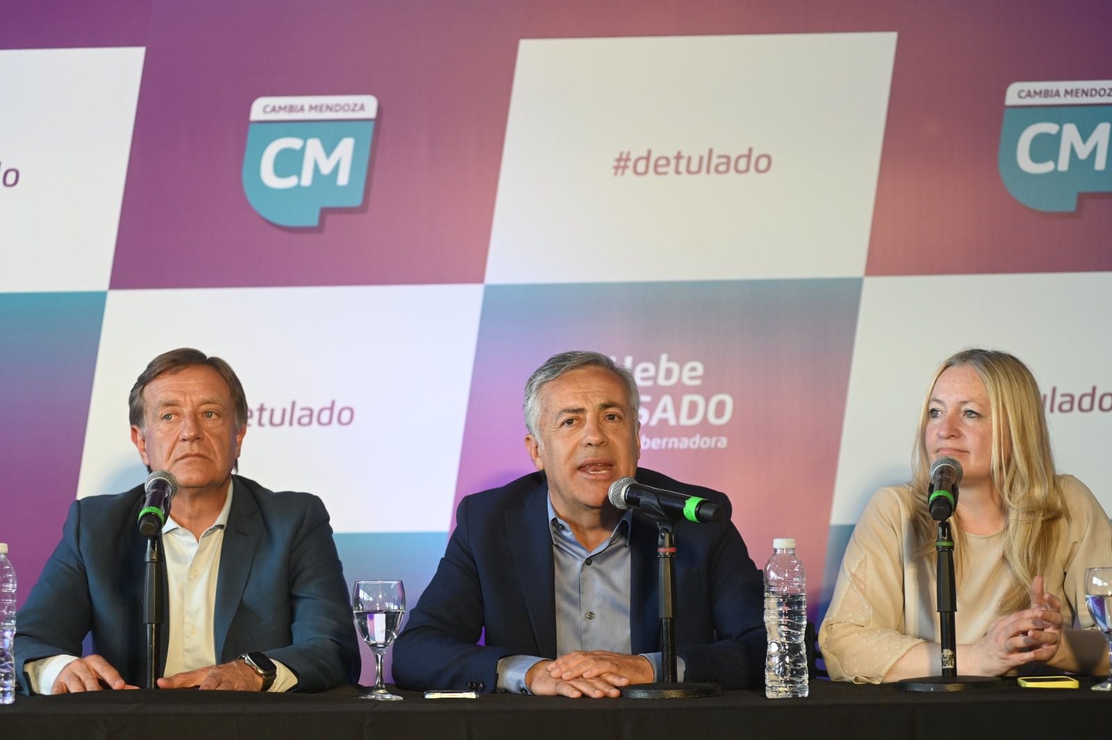 Alfredo Cornejo junto a Rodolfo Suárez, gobernador de Mendoza, y Hebe Casado, candidata a vicegobernadora, en el cierre de su campaña