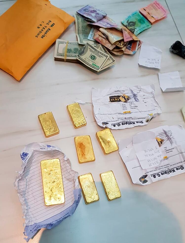 Oro y dinero incautado (Policía Federal de Brasil vía AP)