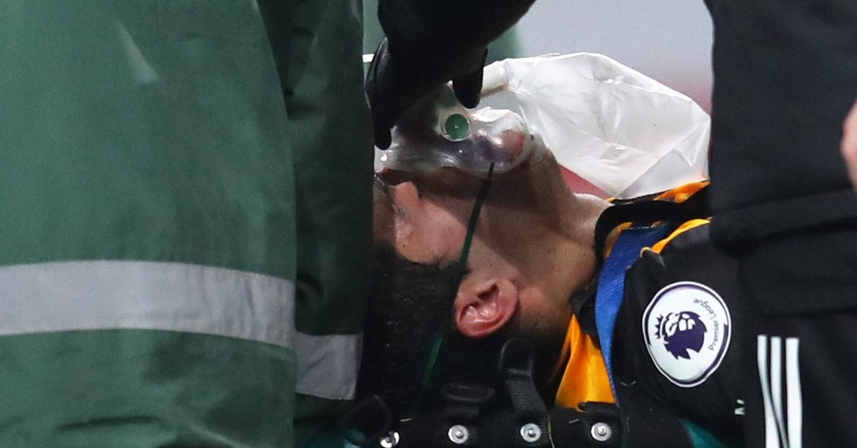 Photo of Cayó inconsciente: Raúl Jiménez sufrió un fuerte golpe de David Luiz y deja a los Lobos en camilla ante el Arsenal