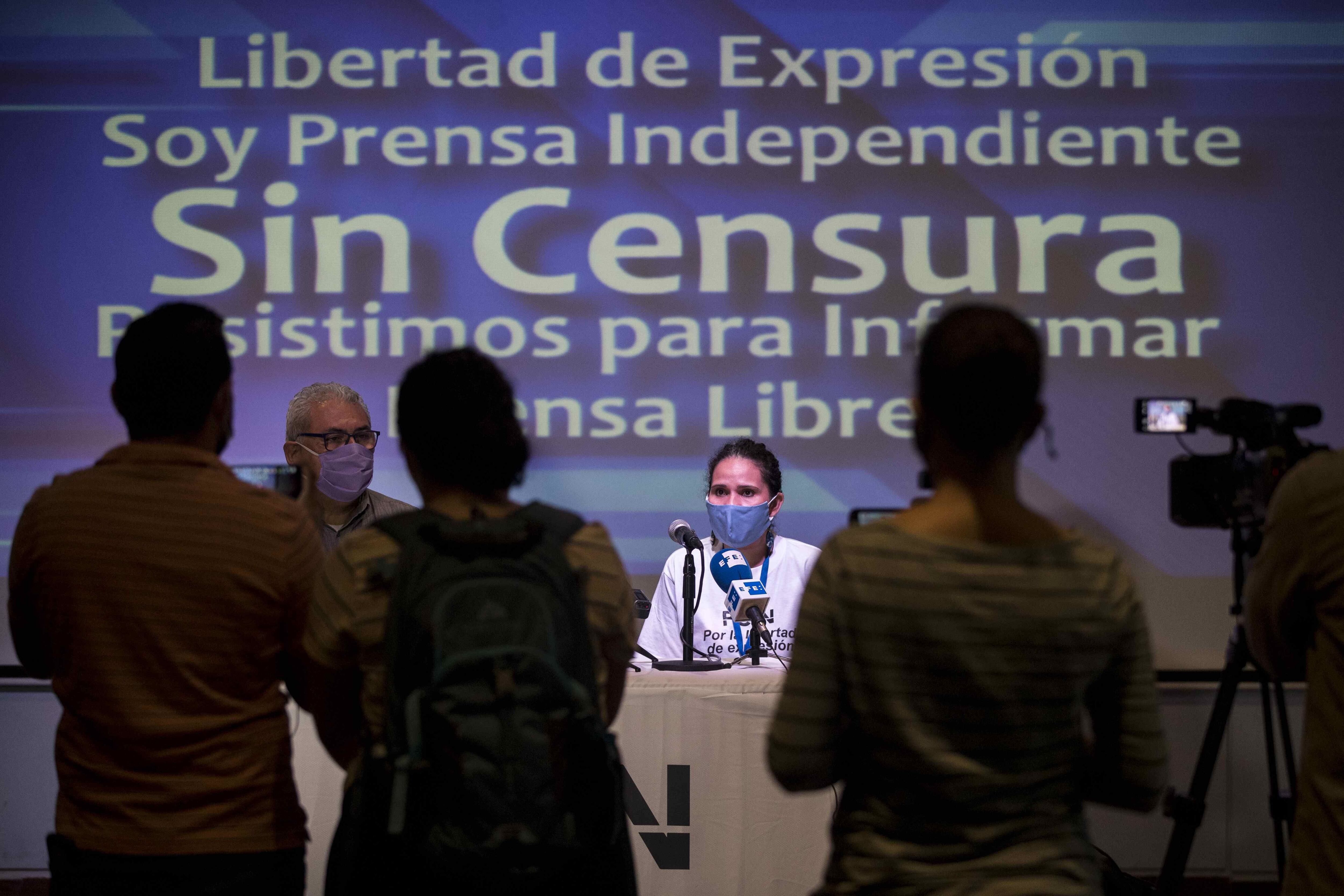 Abigail Hernández (c), miembro del Comité Ejecutivo de Periodistas y Comunicadores Independientes, PCIN,en una fotografía de archivo. EFE/Jorge Torres
