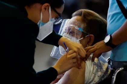 Una persona recibe una dosis de la vacuna contra la enfermedad del coronavirus Sputnik V (COVID-19) durante una vacunación masiva en la Ciudad de México, México, el 24 de febrero de 2021. REUTERS / Carlos Jasso/ Foto de archivo