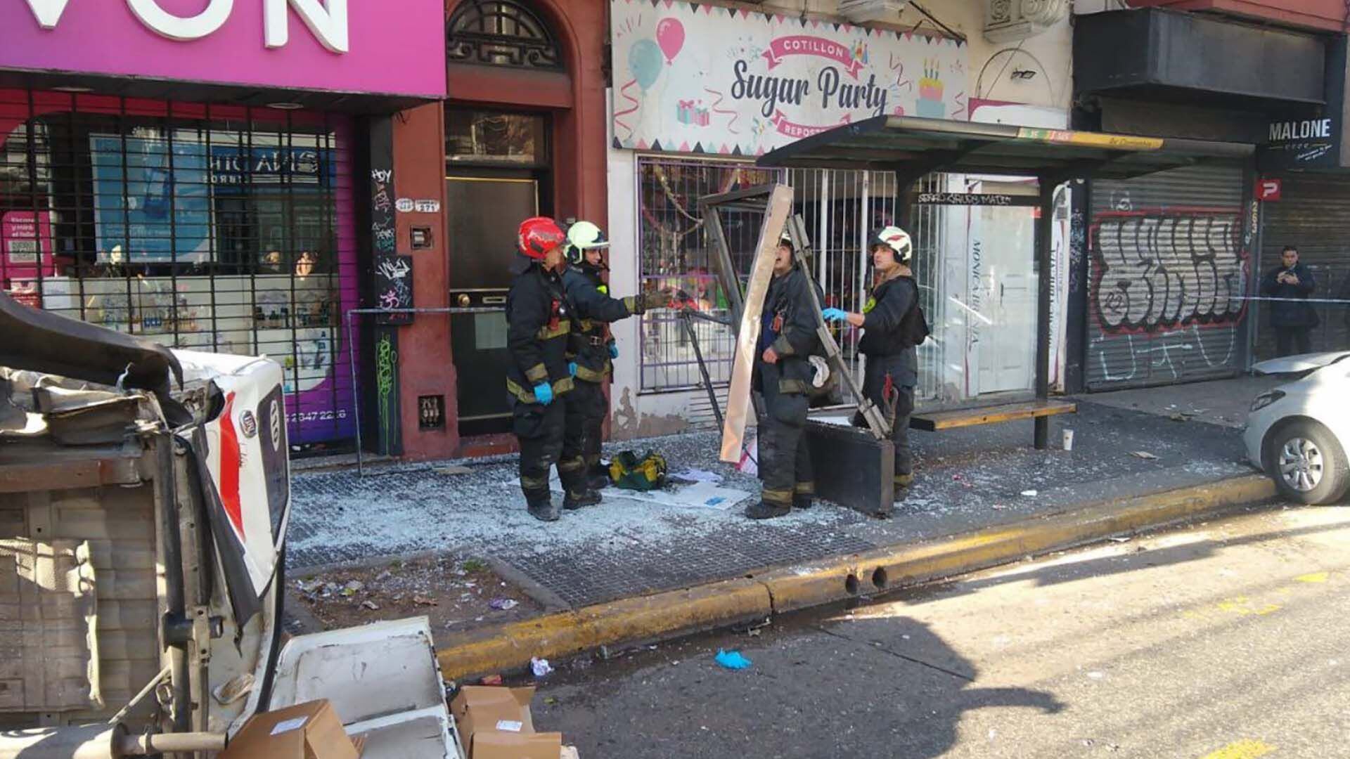 choque y vuelco en corrientes y scalabrini ortiz: 5 heridos. (crédito: @EmergenciasBA)