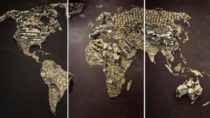 "WWW (Mapamundi)", realizada en 2008, parte de la serie de "Imágenes de Chatarra". (vikmuniz.net)