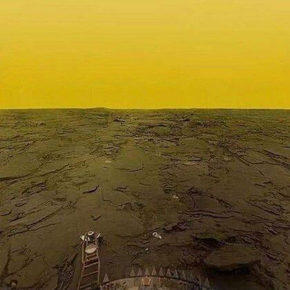 La primera foto a colores de la superficie de Venus. La imagen fue tomada el primero de marzo de 1982 por la sonda soviética Venera 13. La nave aterrizó con éxito en la superficie de Venus y resistió durante 127 minutos antes de sucumbir al infernal ambiente venusino, con más de 450 ° C y una presión 90 veces mayor que la de la Tierra. (Venera Team/ Don Mitchell)