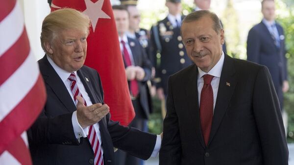 El presidente de los Estados Unidos, Donald Trump, da la bienvenida al presidente turco, Recep Tayyip Erdogan, cuando llega a las reuniones en la Casa Blanca en Washington, DC, el 16 de mayo de 2017 (AFP)