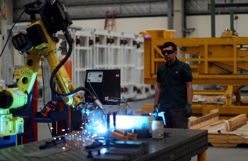 Foto de archivo: un trabajador opera una máquina en una fábrica industrial en la provincia de Buenos Aires, Argentina. 1 nov, 2018.  REUTERS/Marcos Brindicci