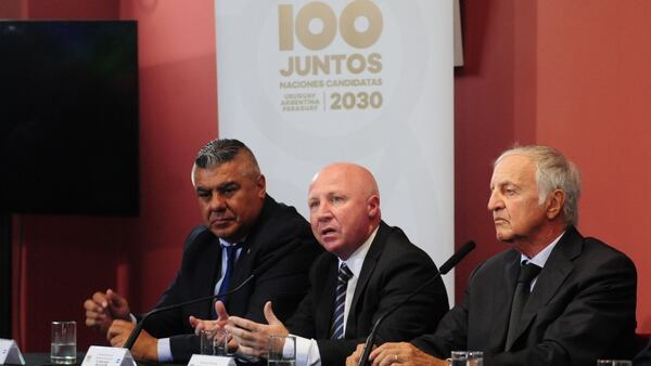 Claudio â??Chiquiâ? Tapia, presidente de la AFA, junto al ex Secretario de Deportes, Carlos Mac Allister, al presentar la iniciativa (Foto â?? Maximiliano Luna)