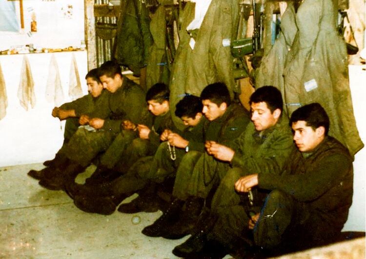 Bunker en las afueras de Puerto Argentino. Soldados rezando el Rosario. Uno de ellos pidió “Para que mis padres comprendan el por qué muero”.