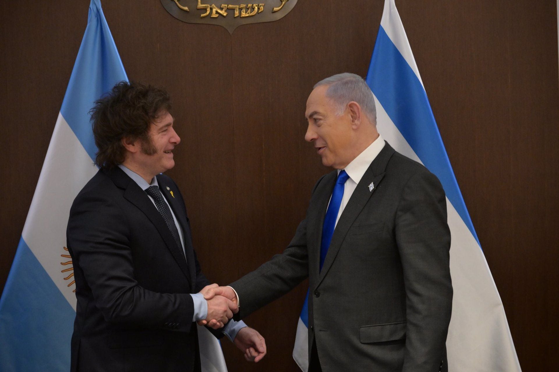 Javier Milei saluda al premier Benjamin Netanyahu durante su visita oficial a Israel