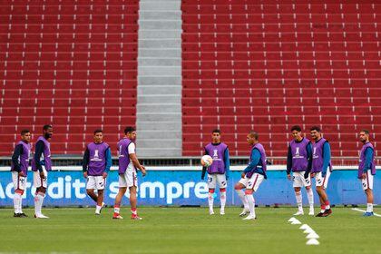 Jugadores de Nacional calientan antes del inicio de un partido. EFE/ José Jácome/Archivo 