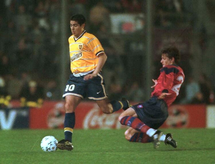 Riquelme y una particular camiseta de Boca, empleada en la Copa Mercosur de 1999 (Mirko Saric, de San Lorenzo, se tira a barrer)