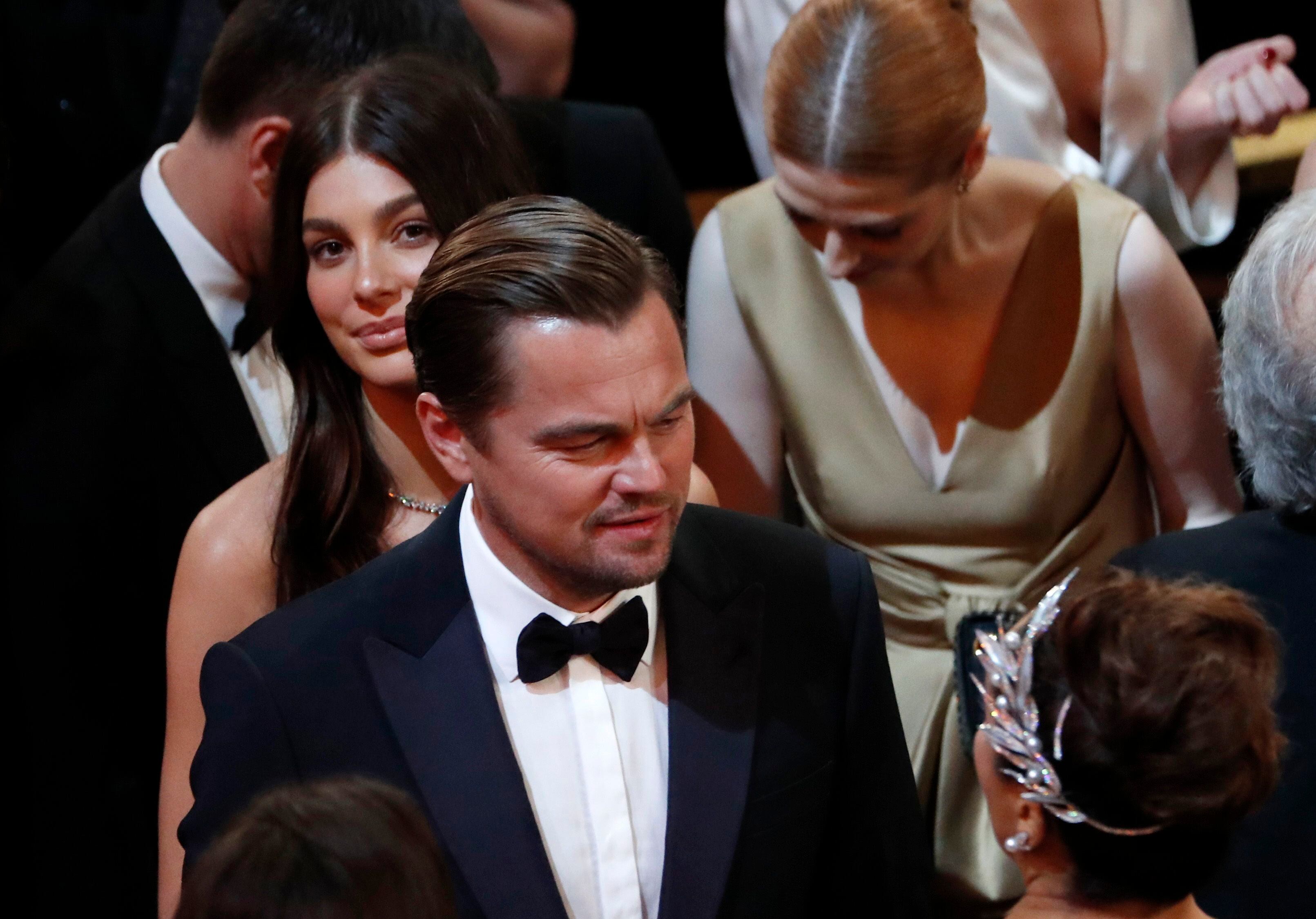 Leonardo DiCaprio y Camila Morrone asisten a los 92º premios de la Academia en Hollywood, Los Ángeles, California, 9 de febrero de 2020 (Reuters)