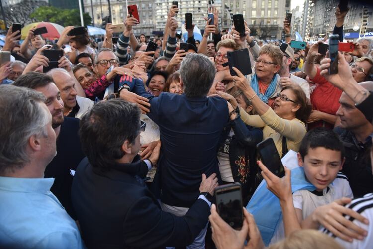 Macri saludó a la gente antes de subir al escenario (Franco Fafasuli)
