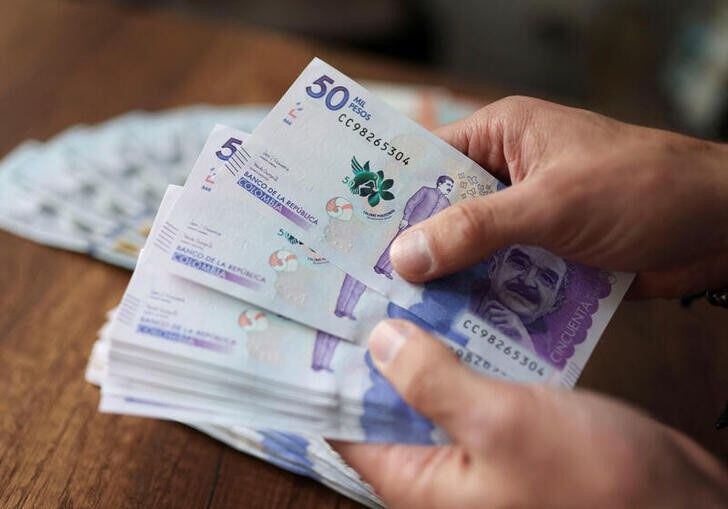 Dinero colombiano, en Bogotá, Colombia, julio 11, 2022. REUTERS/Luisa González