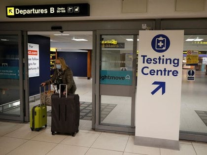Los pasaportes Covid-19 se plantearon para evitar las pruebas en aeropuertos y disminuir las cuarentenas al arribar a los países (Foto: REUTERS/Phil Noble/Archivo).