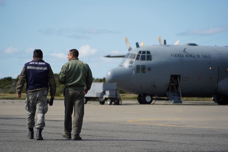 Algunos aviones que trabajan en el operativo de búsqueda (Pablo Cozzaglio/ AFP)