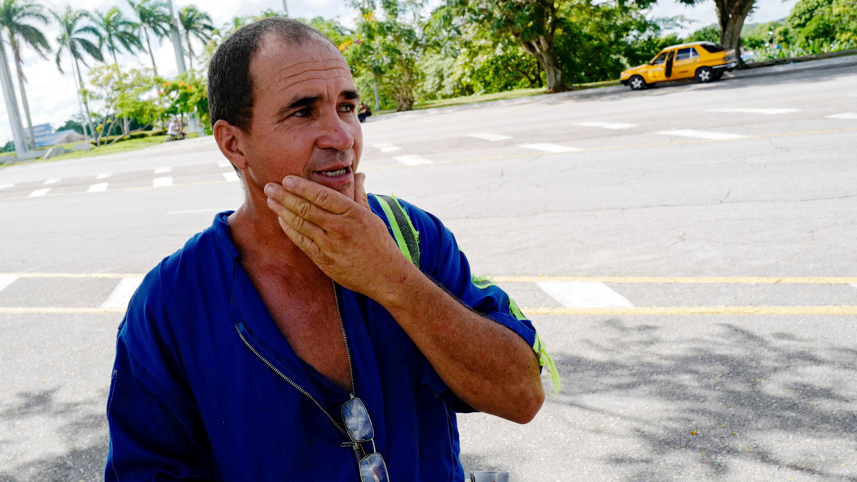 El trabajador cubano, Pedro Roberto Gamuza, padre de Robeisi Alexander Gamuza Pérez, de 33 años, reclutado en Rusia como mercenario para ir a la guerra en Ucrania, y de Liogi Gamuza Pérez, de 34 años, detenido por la Seguridad del Estado cubana. (Adalberto Roque/AFP)