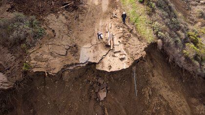Una imagen aérea de los trabajos en el impresionante espacio vacío que dejó el deslave de tierra causado por las lluvias (JOSH EDELSON / AFP)