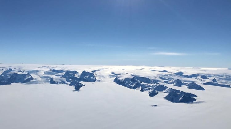 El aviÃ³n uniÃ³ la Base Marambio y la Base Belgrano 2