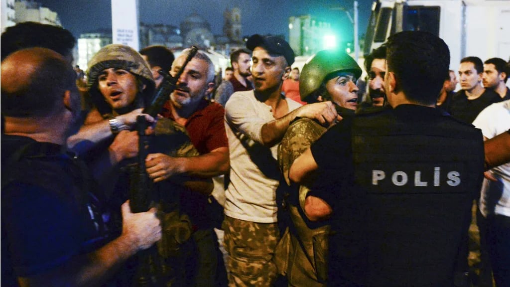 Se cuentan más de 7.500 detenidos en toda Turquía (AP)