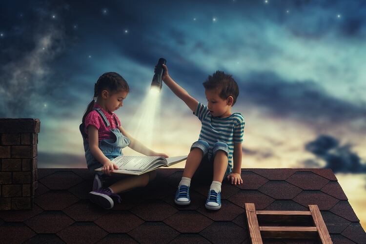 Se lanzó el programa Cuenta Cuentos que tiene como objetivo que ningún niño se quede sin escuchar cuentos clásicos (Shutterstock)
