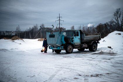 Un hombre intenta poner en marcha su camión en Pokrov. (Dimitar DILKOFF / AFP)