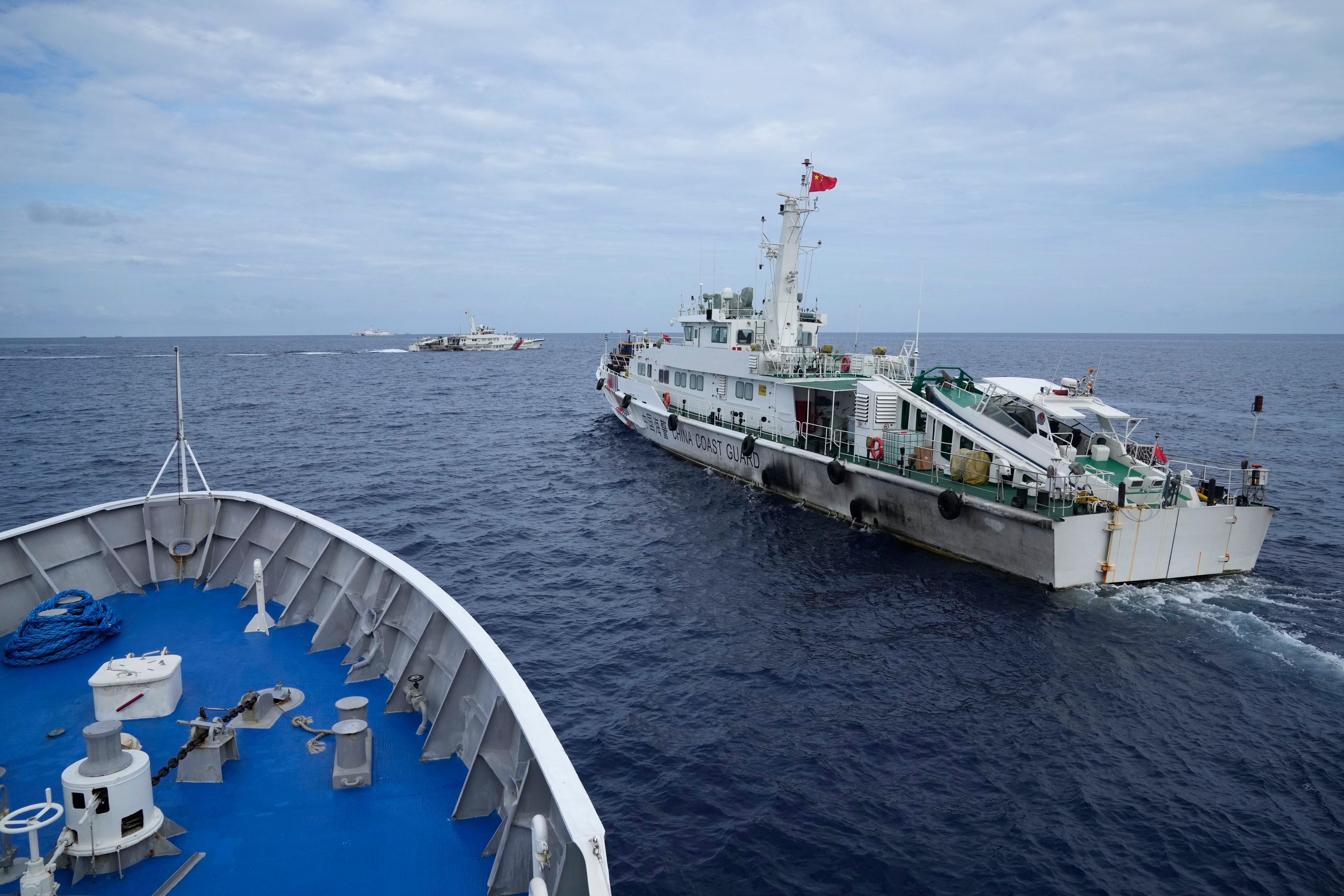 Barco de la Guardia Costera china pasa a escasos metros del buque filipino BRP Cabra (AP Photo/Aaron Favila)