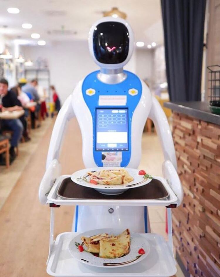 El hecho de que sean robots humanoides, o sea con caras, cuerpo y brazos, es lo que hace tan interesante y único este lugar (Foto: Enjoy Budapest Café)