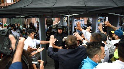 Parte de los disturbios esta mañana en el velorio de Diego Maradona (Adrián Escándar)