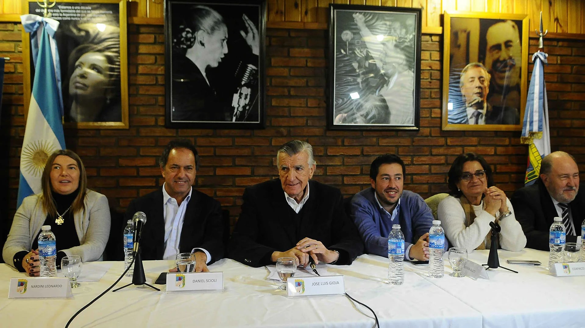 Rosana Bertone, Daniel Scioli, José Luis Gioja, Leonardo Nardini y Lucía Corpacci, referentes del PJ (Télam)