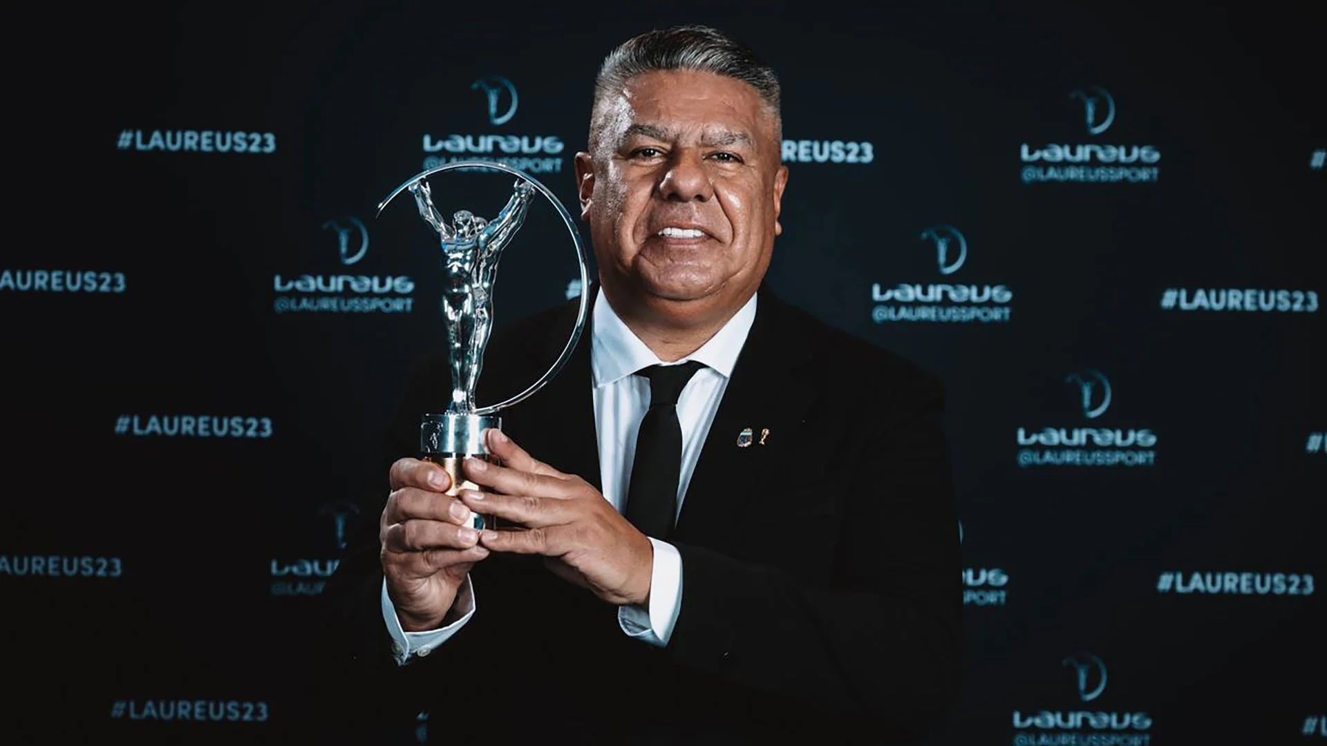 Claudio Tapia recibió el premio Laureus que la selección argentina ganó como Mejor Equipo del año